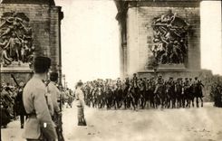 CPA Militaria Paris Fetes of the Victoire July 14th 1919 the French cavalry passes under Arc de Triomphe