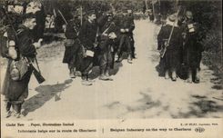 CPA Belgian Militaria Infantry on the road of Charleroi