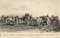 CPA Militaria Guerre 1914 Une batterie de 75 prenant position 