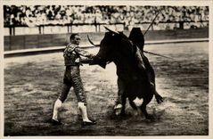 CPA Corrida Un Pase de Muleta Le matador en action