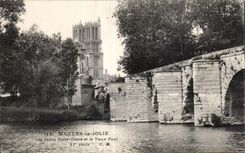 CPA Mantes la Jolie Les Tours Notre Dame et le vieux Pont 
