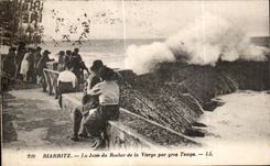 CPA Biarritz La Jetee du Rocher de la Vierge par gros Temps