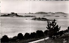 CPA Dinard Vue vers le Fort de Harbour et I lle de Cezembre