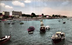 CPSM Arcachon Un coin du port et le grand hotel vus de la jetee promenade