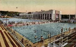 Vista publica grande de la piscina de CPA Toulouse junto de los dos lavabos