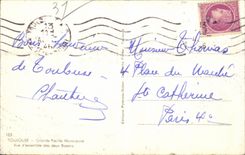 Vista publica grande de la piscina de CPA Toulouse junto de los dos lavabos