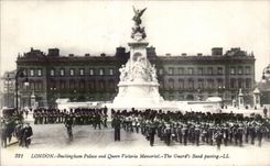 CPA London Buckking De luxe hotel and Queen Victoria Memorial The Guard S Band Passing