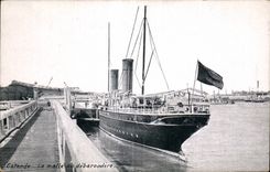 CPA Ostend Boat the trunk with the unloading dock