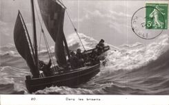 CPA Bateau Dans les brisants Peche 