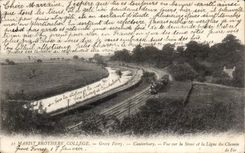 Tren del transbordador de la arboleda de la universidad de S del hermano de CPA Marist visto en Stour y la linea de hierro del cheminde