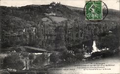 CPA Auvergne Chateauneuf les Bains Vue panoramique sur le chateau et la passerelle sur la Sioule 