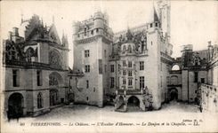 CPA Pierrefonds Le Chateau L Escalier d Honneur Le Donjon et la Chapelle