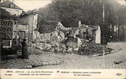 CPA Senlis the street of the Republic bombardee by the Germans