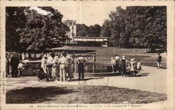 Los les Bains del santo de CPA (Nievre) honran el parque y las terrazas con Morvan