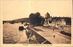 Puente de CPA Nevers de y ferrocarril que va la vuelta