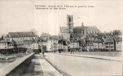 Entrada de CPA Nevers de la ciudad por el puente del Loire