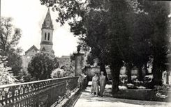 CPA Bourbonne les bains (Hte-Marne) L Eglise vue du Pare de I Hotel de ville