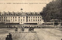 CPA Saumur Ecole d application de cavalerie Carrousel militaire Saut de la haie Bateau Horse