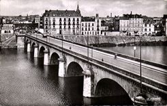 CPA Roanne (the Loire) the bridge and the quay of the Loire