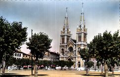 CPSM Saint Chamond (Loire) Place de la liberte Eglise natre Dame