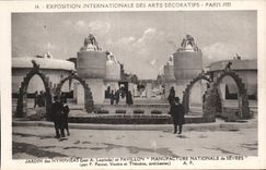 CPA Paris Exposition des Arts decoratifs Paris 1925 Jardin des Nympheas et pavillon Manufacture de Sevres 