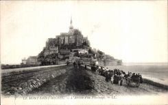 CPA Le monte saint michel L arrivee d un pelerinage 