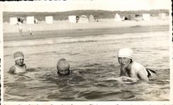 CPA Noirmoutier Femme et enfants a la plage 