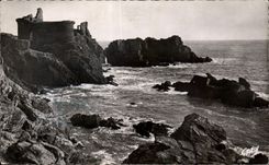 CPA Ile D Yeu Vieaux Chateau et la Mer Sauvage