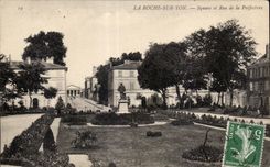 CPA the Rock On Yon Public garden and Rue of the Prefecture