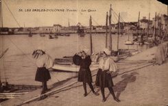 CPA enarena las arenas Olonne de Olonne el traje del folklore de los muelles