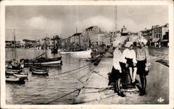 CPA enarena el traje del folklore de los sablaises del olonne
