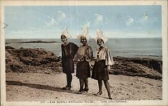 CPA sands  Olonne three pretty sablaises Cap costume Folklore