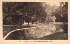 CPA Lucon Un coin du Jardin Dumaine