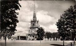 CPSM Lucon La cathedrale et la place Marechal LEclerc