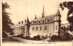 CPA Lucon palais de l Eveche vu du jardin