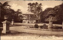 CPA Lucon jardin dumaine le bassin et le kiosque a musique