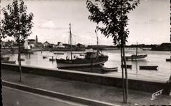 CPA Croix de vle vendee Le port vu de l avenue de la corniche
