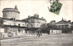 CPA Saumur Place de L Arche Doree La Gendarmerie
