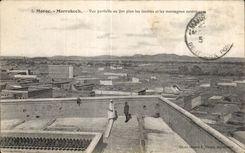 CPA Maroc Maroc Marrakech Vue partielle au 2me Plan les Jardins et les Montages exterieures 