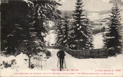 CPA Gerardmer en hiver Ve prise vers le quartier du 152eme regiment d infanterie Miltiaria Ski Un skieur remontant 