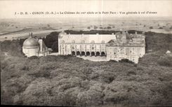 CPA Oiron Le Chateau du XVI siecle et le Petit Parc Vue generale a vol d oiseau