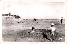 Crotoy - Distractions of the Beach - CPA Children