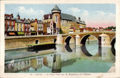 CPA Laval el puente viejo en Mayenne y el castillo