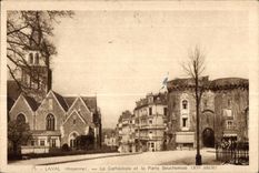 CPA Laval (Mayenne) Cathedrate y la puerta de Beucheresse