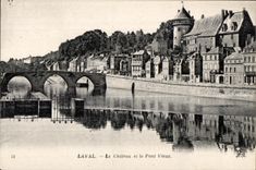 CPA Laval el castillo y el puente viejos