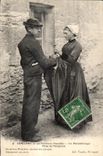 CPA Challans et ses Environs (Vendee) Le Maraichinage Prise du Parapluie Folklore Costume