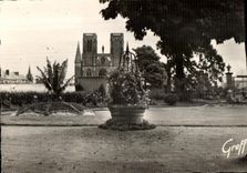 CPSM En Normandie Avranches (Manche) Le Jardin des Plantes et I Eglise Notre Dame des Champs