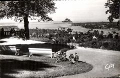 CPSM Avranches (Manche) Le Jardin des Plantes et vue de la Baie vers le Mont Saint Michel