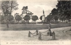 CPA Avranches la pierre henri II d angleterre et le monument du souvenir francais
