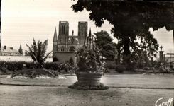 CPSM En normandie 503-11 Avranches (manche) le jardin des plantes et l eglise norte dame des champs